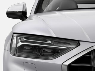 Светодиодные фары Audi Matrix с динамическими указателями поворота; задние фонари OLED с особым росчерком задних габаритных огней "дизайн 1", с омывателями фар
