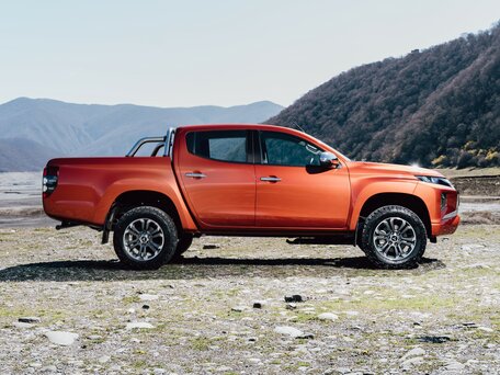 2024 Mitsubishi L200 V Рестайлинг, чёрный - вид 1
