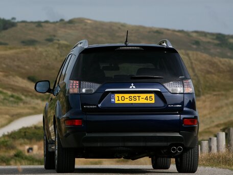 2010 Mitsubishi Outlander II Рестайлинг, чёрный, 1400000 рублей - вид 3