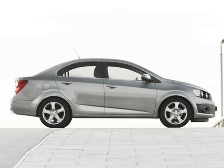 2013 Chevrolet Aveo II, серебристый, 800000 рублей - вид 1