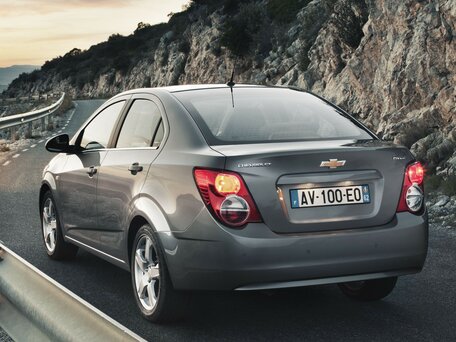 2013 Chevrolet Aveo II, серебристый, 800000 рублей - вид 3