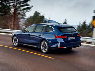 2025 BMW 5 серии 520d VIII (G60/G61/G68), серебристый, 9791700 рублей, вид 5