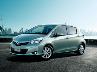 2014 Toyota Vitz III (XP130), серебристый, 950000 рублей, вид 1