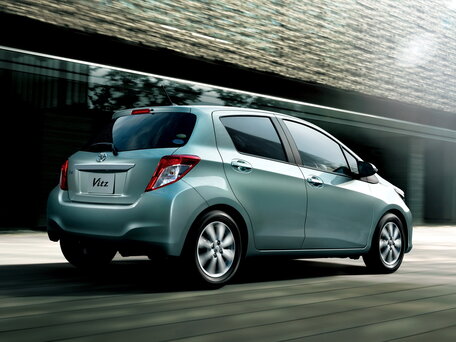 2014 Toyota Vitz III (XP130), чёрный, 930000 рублей - вид 3