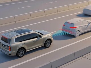 Автоматическая система торможения (AEB) с функцией предупреждения о возможном столкновении при движении вперед (FCW) и функцией распознавания пешеходов и велосипедистов