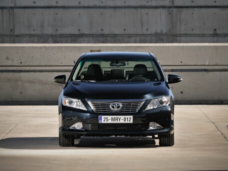 2013 Toyota Camry VII (XV50), серый, 2200000 рублей - вид 2