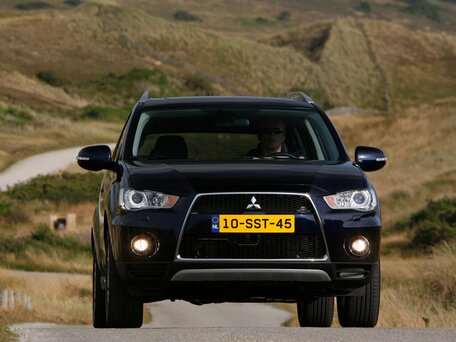 2010 Mitsubishi Outlander II Рестайлинг, чёрный, 1400000 рублей - вид 2