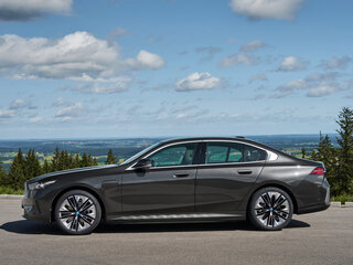 2025 BMW 5 серии 530i xDrive VIII (G60/G61/G68), серый, 8840000 рублей, вид 2