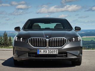 2025 BMW 5 серии 530i xDrive VIII (G60/G61/G68), серый, 8840000 рублей, вид 3