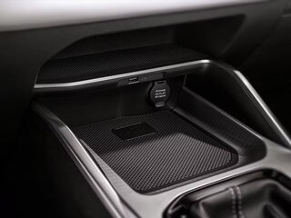 Разъемы спереди - разъём USB, электрическая розетка 12В