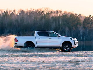 2025 Toyota Hilux VIII Рестайлинг 2, серебристый, 7690000 рублей, вид 2