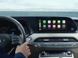 Навигационная система с экраном 10.25", интеграцией со смартфонами (Apple CarPlay™ / Android Auto™) и информацией о "пробках"