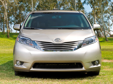2015 Toyota Sienna III Рестайлинг, золотистый, 3500000 рублей - вид 2