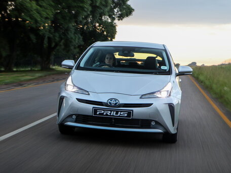 2019 Toyota Prius IV Рестайлинг (XW50), серебристый, 2195000 рублей - вид 2