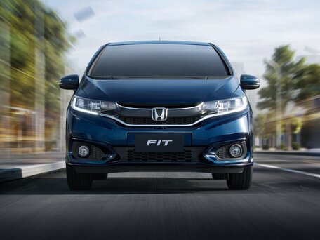 2018 Honda Fit III Рестайлинг, красный, 1250000 рублей - вид 2