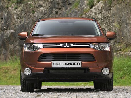 2013 Mitsubishi Outlander PHEV III, серый, 1700000 рублей - вид 3