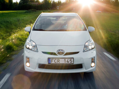 2010 Toyota Prius III (XW30), серый, 1100000 рублей - вид 2