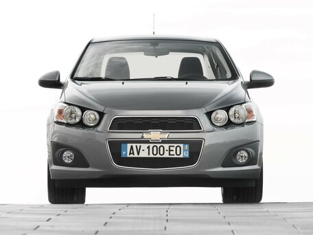 2013 Chevrolet Aveo II, серебристый, 800000 рублей - вид 2
