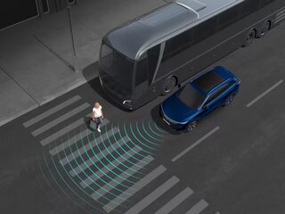 Автоматическая система торможения (AEB) с функцией распознавания пешеходов и велосипедистов