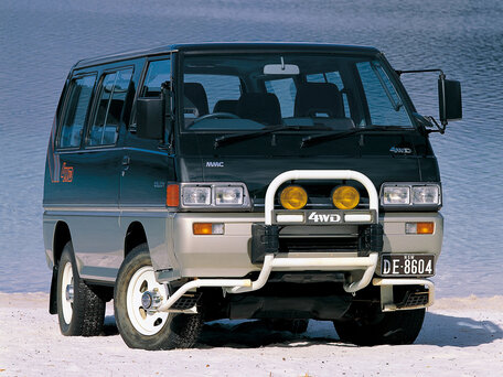 1989 Mitsubishi Delica III, серый, 950000 рублей - вид 3