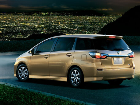 2013 Toyota Wish II Рестайлинг, белый, 1550000 рублей - вид 2