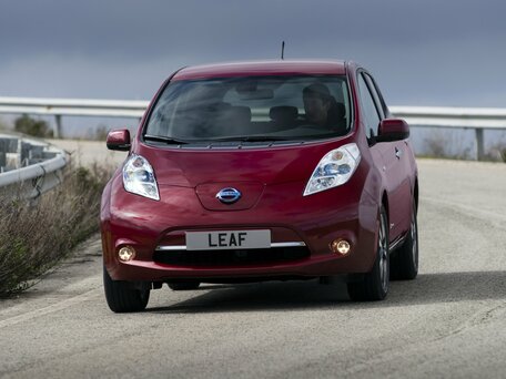 2015 Nissan Leaf (EM57) I (ZE0/AZE0), белый, 725000 рублей - вид 2