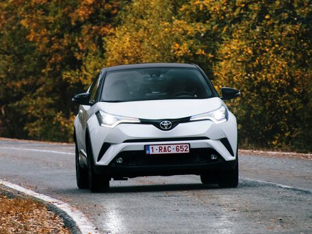 2018 Toyota C-HR I, чёрный, 2400000 рублей - вид 2