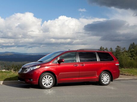 2011 Toyota Sienna III, чёрный, 2200000 рублей - вид 1