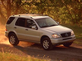 1999 Mercedes-Benz M-Класс 320 I (W163), серебристый, 800000 рублей, вид 1