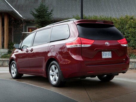 2011 Toyota Sienna III, чёрный, 2200000 рублей - вид 3