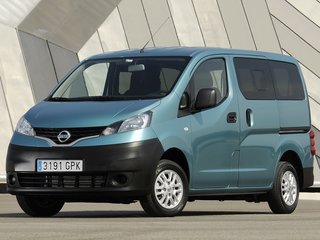 2017 Nissan NV200, красный, 1780000 рублей, вид 1
