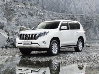 2015 Toyota Land Cruiser Prado 150 Series Рестайлинг 1, белый, 3550000 рублей, вид 1