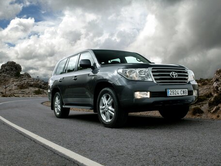 2011 Toyota Land Cruiser 200 Series, чёрный, 3600000 рублей