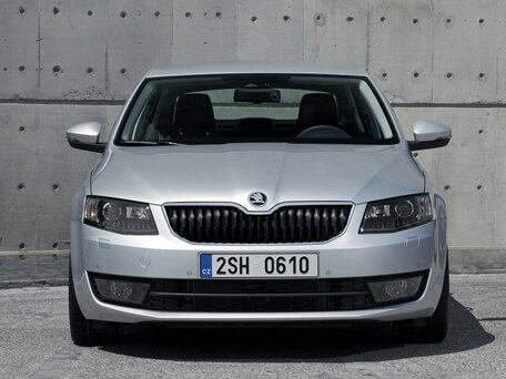 2013 Skoda Octavia III (A7), белый, 1700000 рублей - вид 3