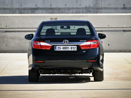 2013 Toyota Camry VII (XV50), серый, 2200000 рублей - вид 3