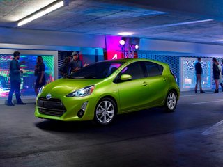 2016 Toyota Prius c I Рестайлинг, красный, 1599000 рублей, вид 1