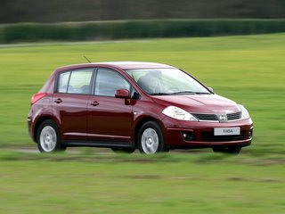2010 Nissan Tiida I Рестайлинг, серебристый, 950000 рублей, вид 1