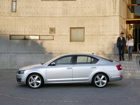 2013 Skoda Octavia III (A7), белый, 1700000 рублей - вид 2