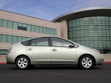 2007 Toyota Prius II Рестайлинг (XW20), белый, 700000 рублей - вид 1