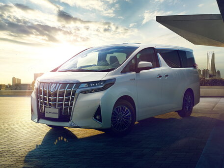 2018 Toyota Alphard III Рестайлинг, белый, 4570000 рублей