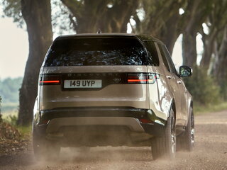 2025 Land Rover Discovery D250 V Рестайлинг, серебристый, 13270000 рублей, вид 4