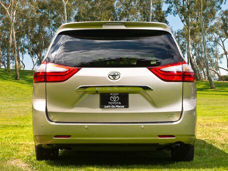 2015 Toyota Sienna III Рестайлинг, золотистый, 3500000 рублей - вид 3