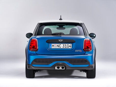 2021 Mini Hatch Cooper S III (F55/F56) Рестайлинг 2, чёрный - вид 3