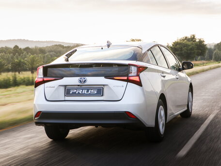 2019 Toyota Prius IV Рестайлинг (XW50), серебристый, 2195000 рублей - вид 3