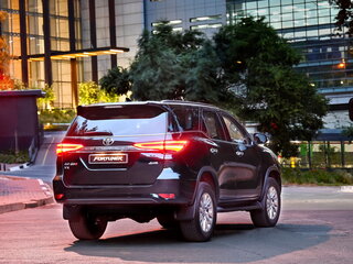 2025 Toyota Fortuner II Рестайлинг, белый, 5000000 рублей, вид 4
