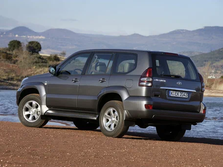 2007 Toyota Land Cruiser Prado 120 Series Рестайлинг, серебристый, 2500000 рублей - вид 3