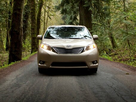 2011 Toyota Sienna III, чёрный, 2200000 рублей - вид 2