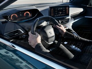 Цифровая конфигурируемая приборная панель Peugeot i-Cockpit c цветным дисплеем