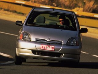1999 Toyota Yaris I, серебристый, 170000 рублей, вид 3