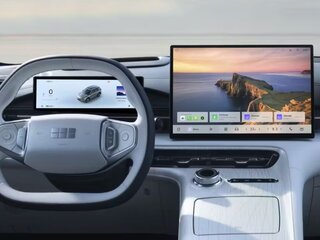 Мультимедийная система с сенсорным экраном диагональю 15,4" с Bluetooth